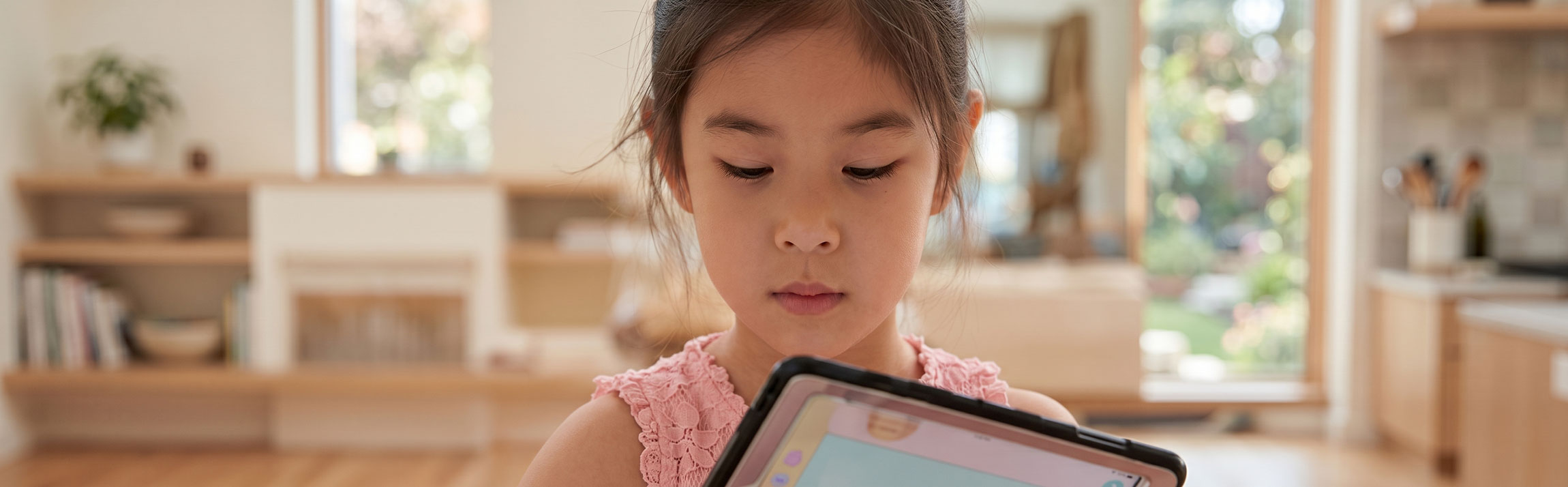 Niña leyendo un libro digital en una tablet